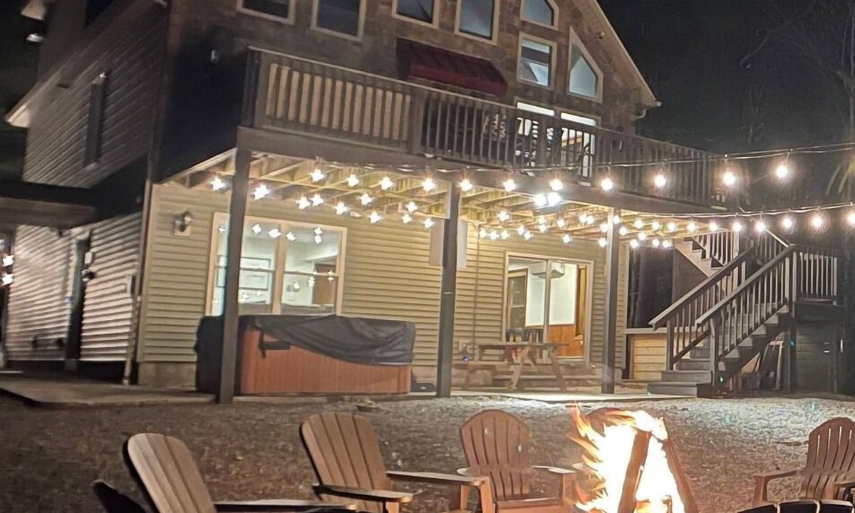 Lake Harmony Estates Ski Chalet | Lake Access Chalet: Hot Tub, Game Rm, Sleeps 16