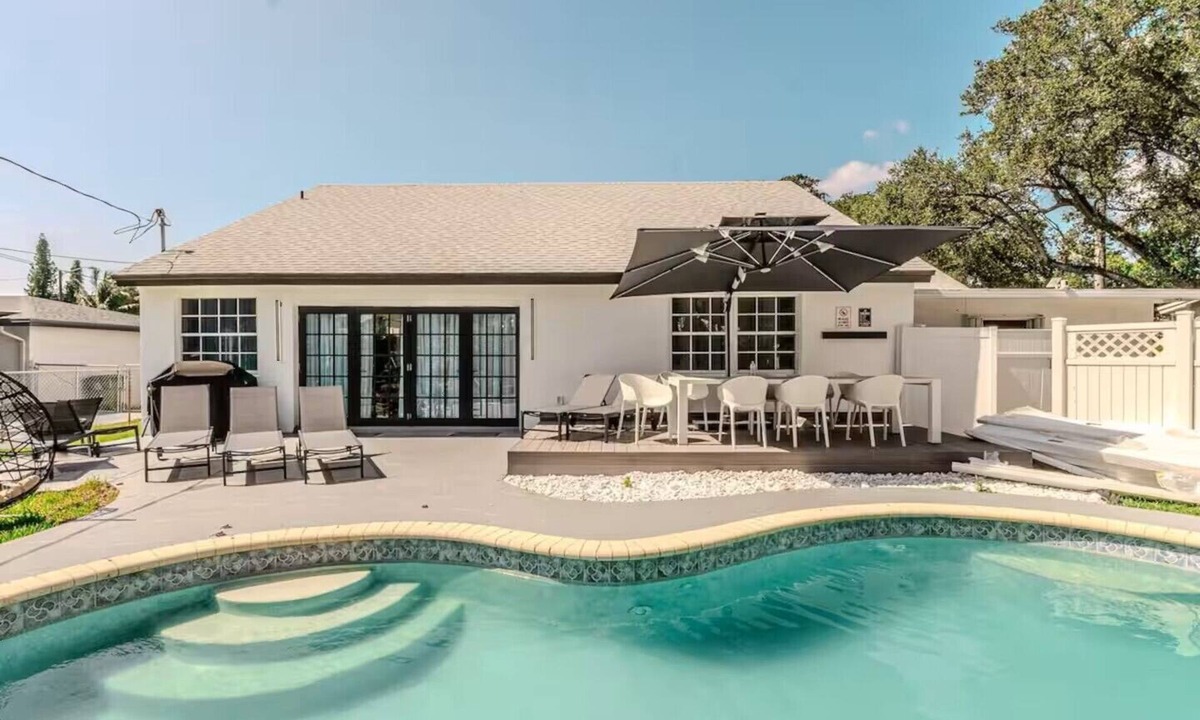 Edgewood House | Luxury Oasis for 11: Pool & Games, 15 Min to Beach