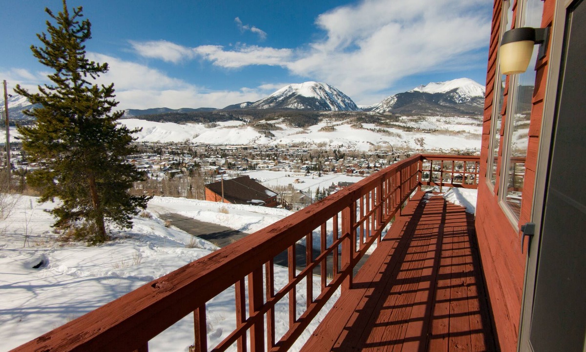 Willow Grove House | Magnificent Hilltop Views - 4br, garage, patio