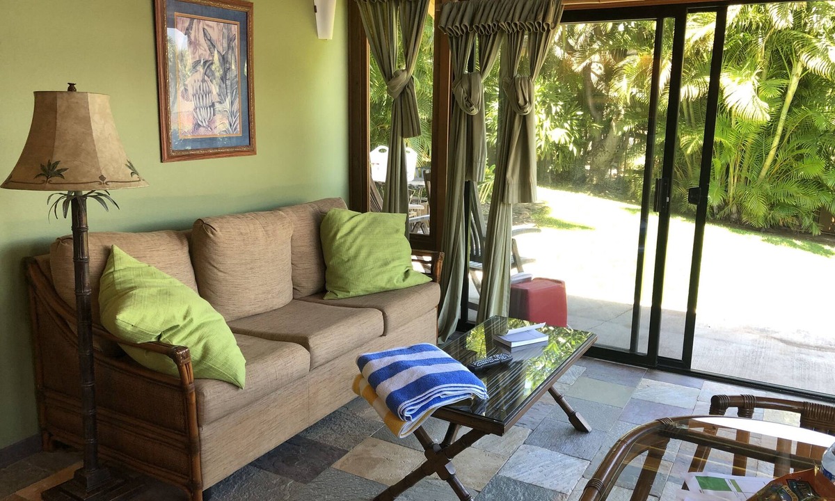 Kihei Bed & Breakfast | Make Maui Your Home for Months! 1 bedroom 1 bath cottage 1/2 mile walk the beach