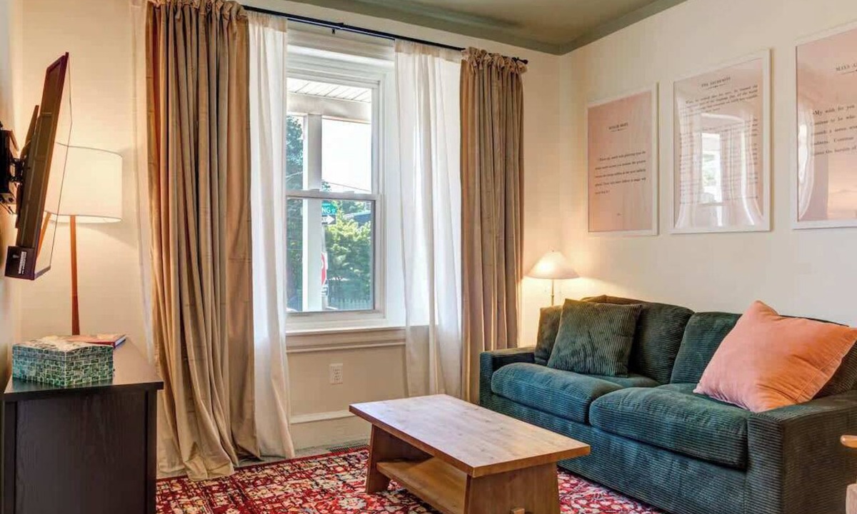 Manayunk Apartment | Manayunk Apt Driveway Parking Sleeps 6 Walkable