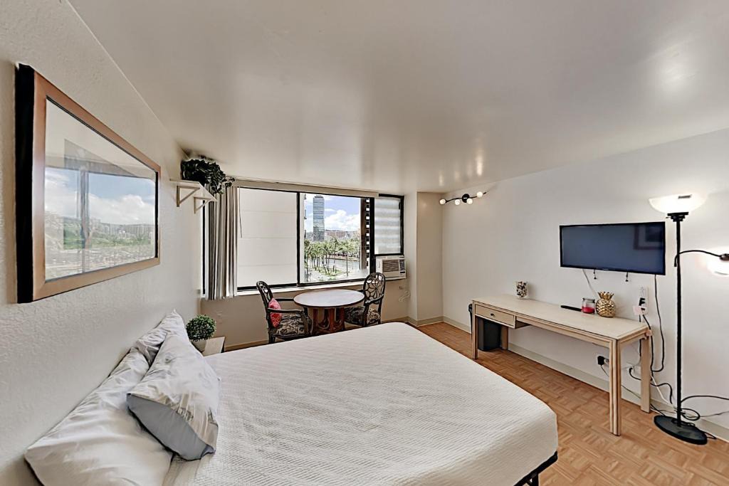 McCully - Moiliili Apartment | Mellow Hawaiian Monarch Studio