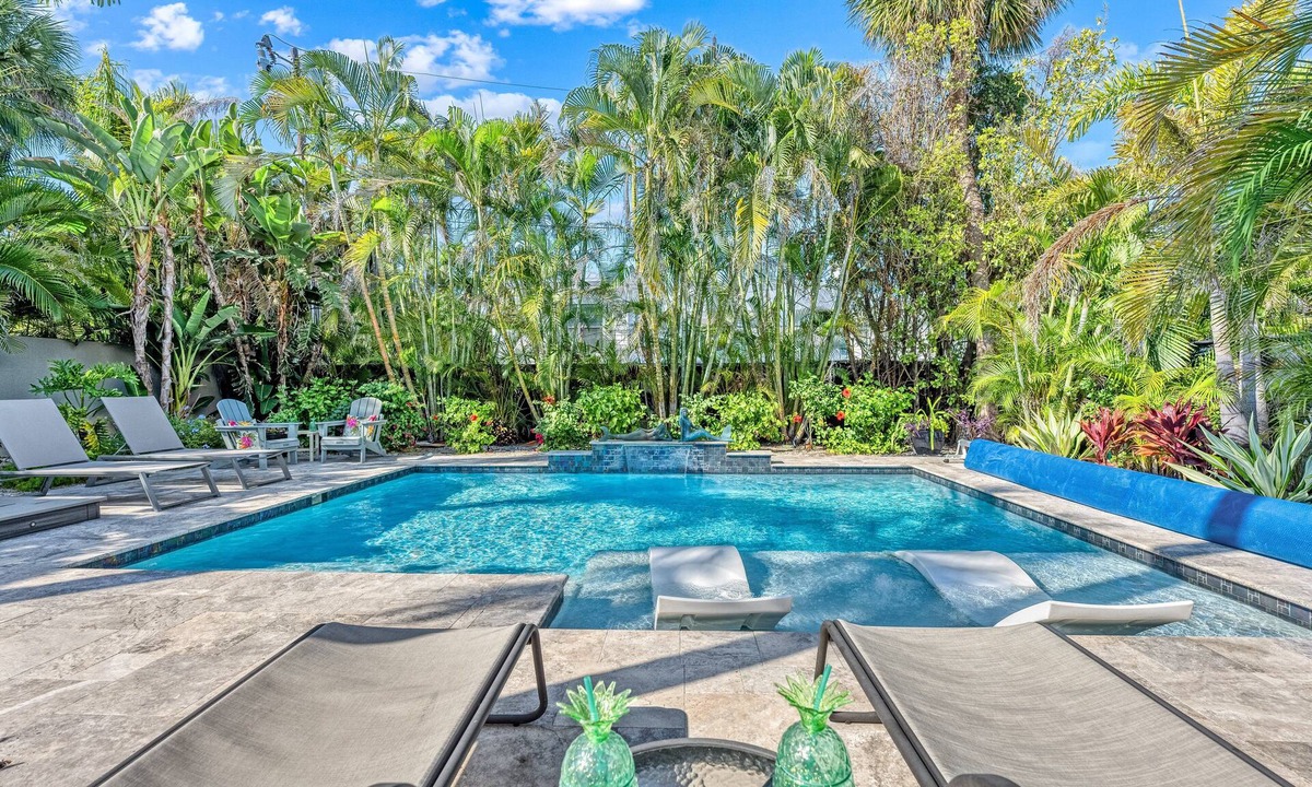 Saint Armands Key House | Mermaids Oasis | Private Pool, Hot Tub, & 5 Minute Walk to St. Armands Circle & Lido Key Beach!