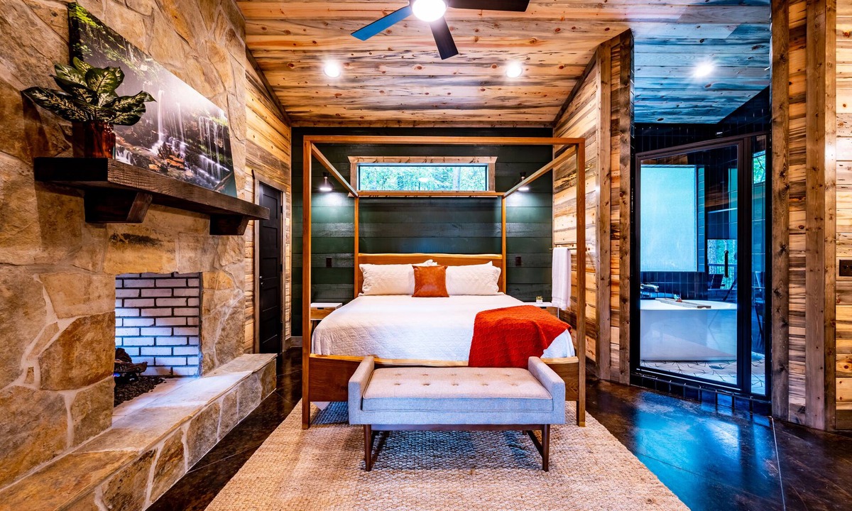 Broken Bow Cabin | Modern and Luxurious Couples Cabin Retreat w/ Hot Tub and Fire Pit