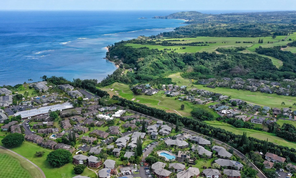 Princeville Condo | Modern upper-floor condo w/central A/C, lanai, W/D, and outdoor pool