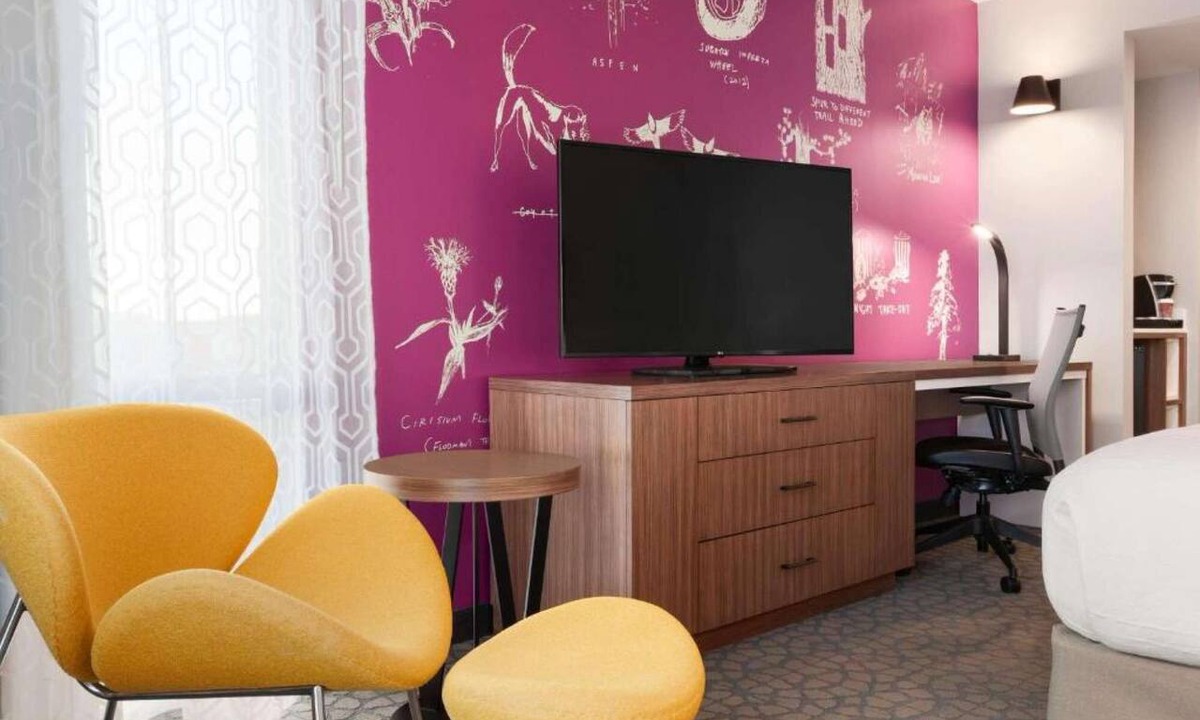 Whittier Hotel | Near Pearl Street | Pool. Spa + On-Site Dining