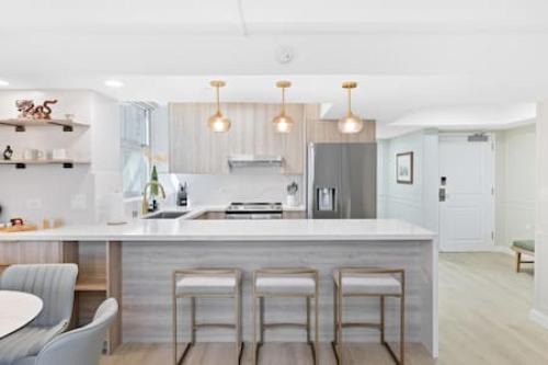 Waikiki House | NEW Stunning 1400 sq ft 2B2B w 3 Lanais