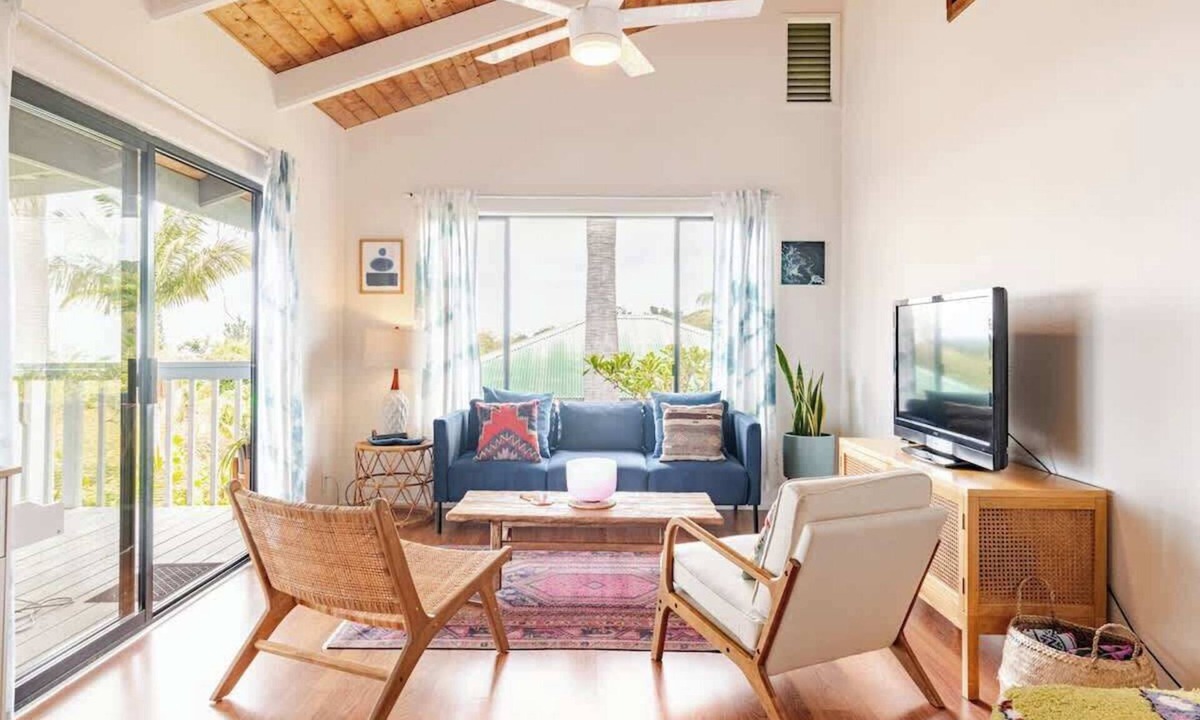 Kealakekua Apartment | Ocean View Moroccan Oasis w/Yoga Deck & AC