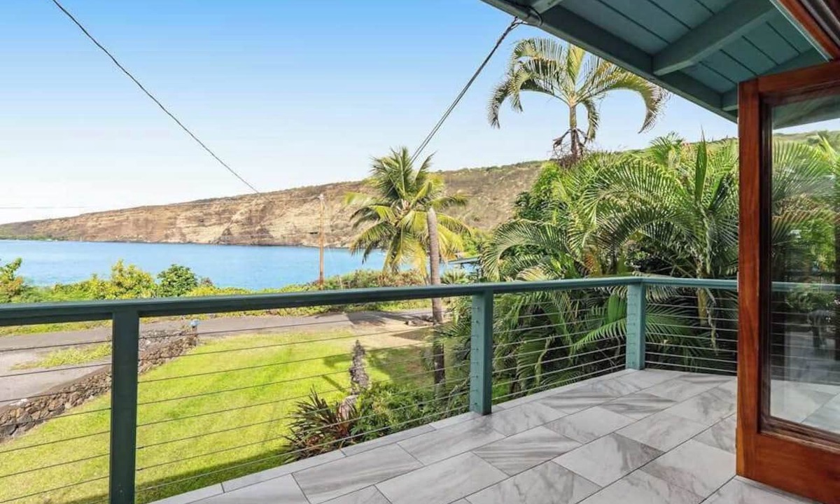 Honaunau-Napoopoo House | Oceanfront Captain Cook Sanctuary with Lanai & Full Kitchen