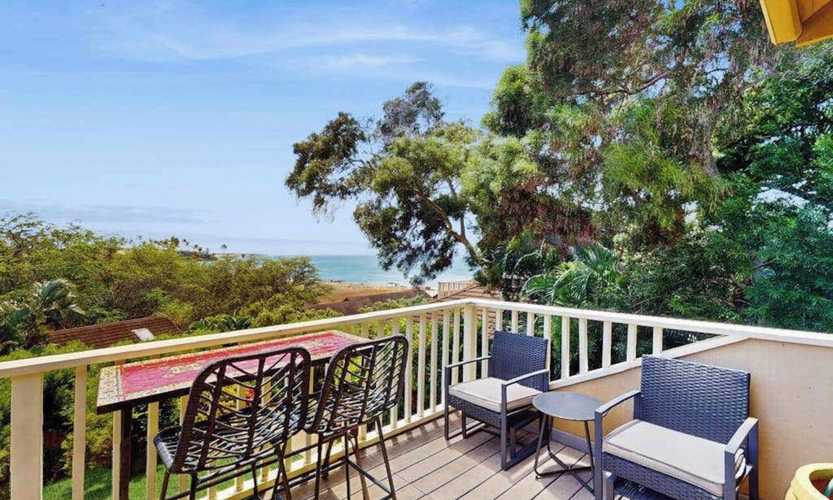 Maunaloa House | Oceanfront Molokai Condo with Lanai, Pool & Beach Access