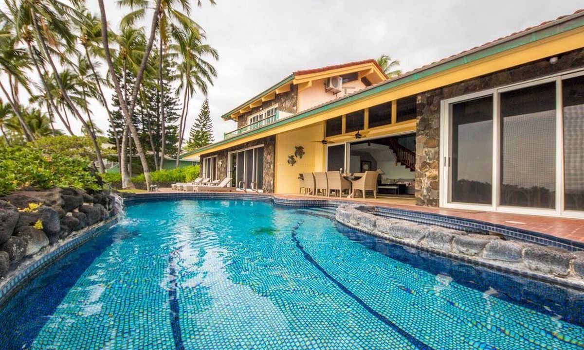 Kailua-Kona Villa | Oceanfront Villa Rental with a Home Theater and Pool in Kailua-Kona, Hawaii