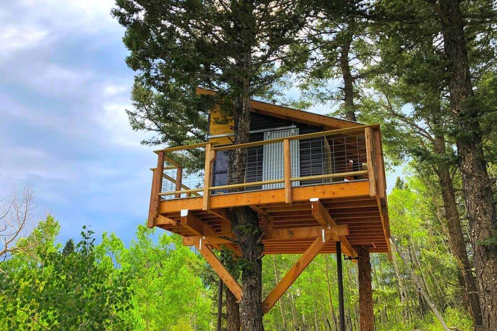 San Luis Cabin | Off-Grid yet Modern Tree House in the Sangre de Cristo Mountains, Colorado
