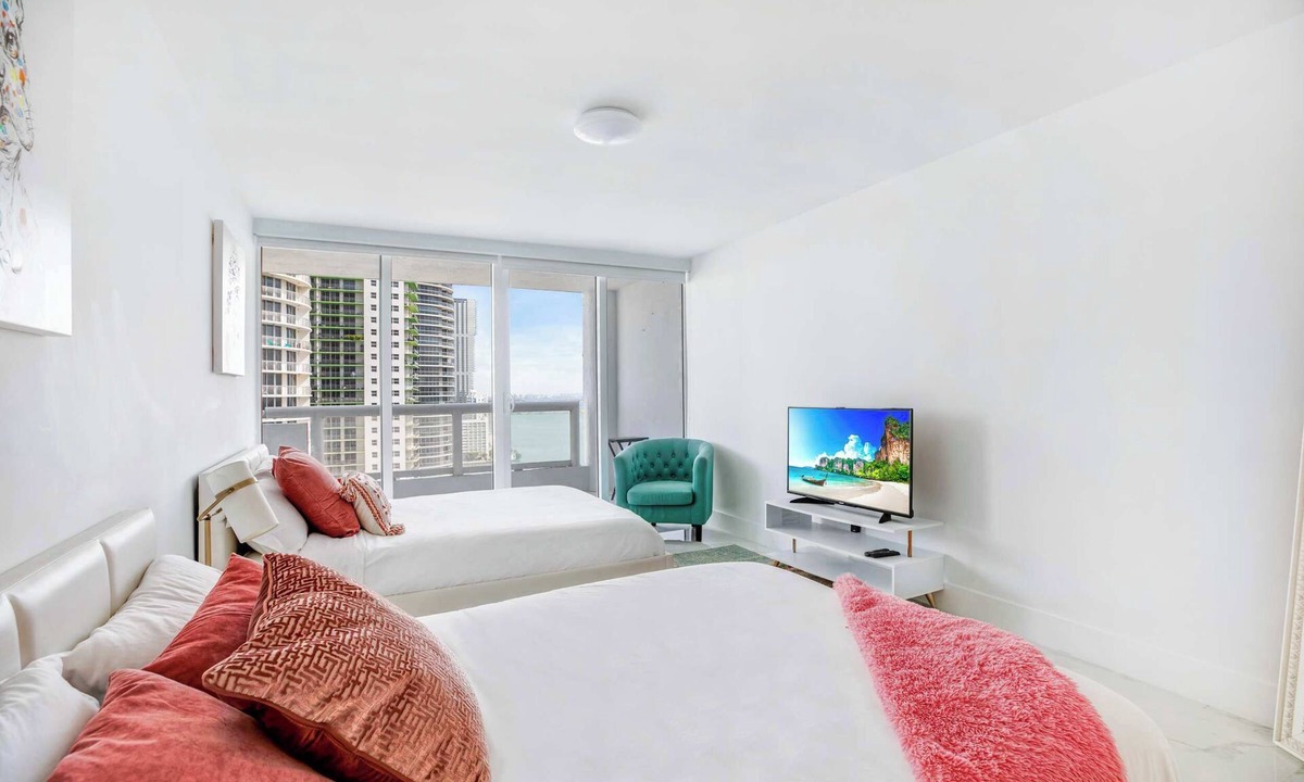 Downtown Miami Apartment | On-site Dining | 400 Mbps WiFi | StayCozy