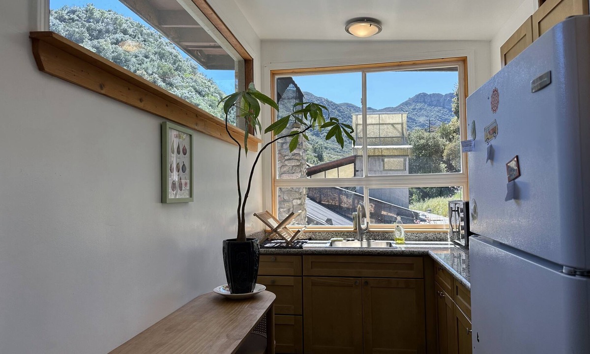 Topanga House | Panoramic Loft with Deck, Private Trails and Creek