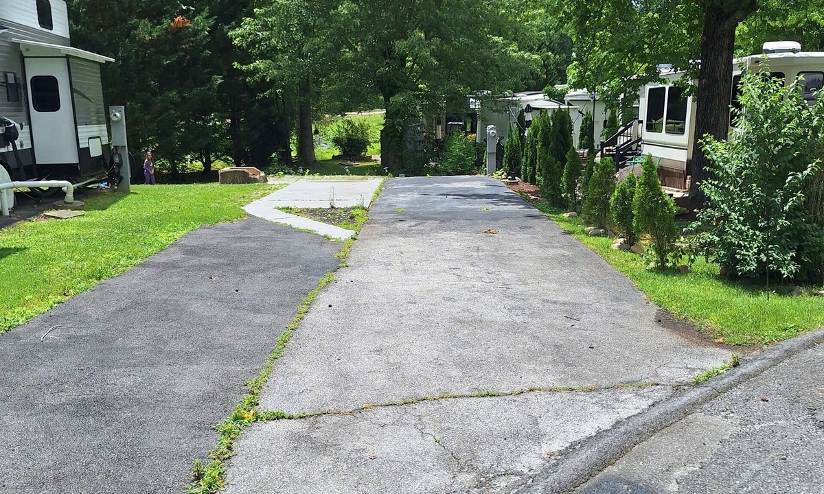 Gatlinburg - Pigeon Forge RV Rental | Perfect full hookup 60ft campsite in Gatlinburg for your next adventure