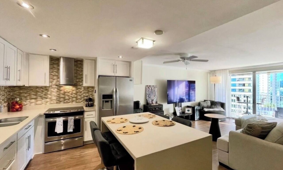 Ala Moana Condo | Perfect Ocean view 2-bedroom condo that’s centrally located near Ala Moana beach