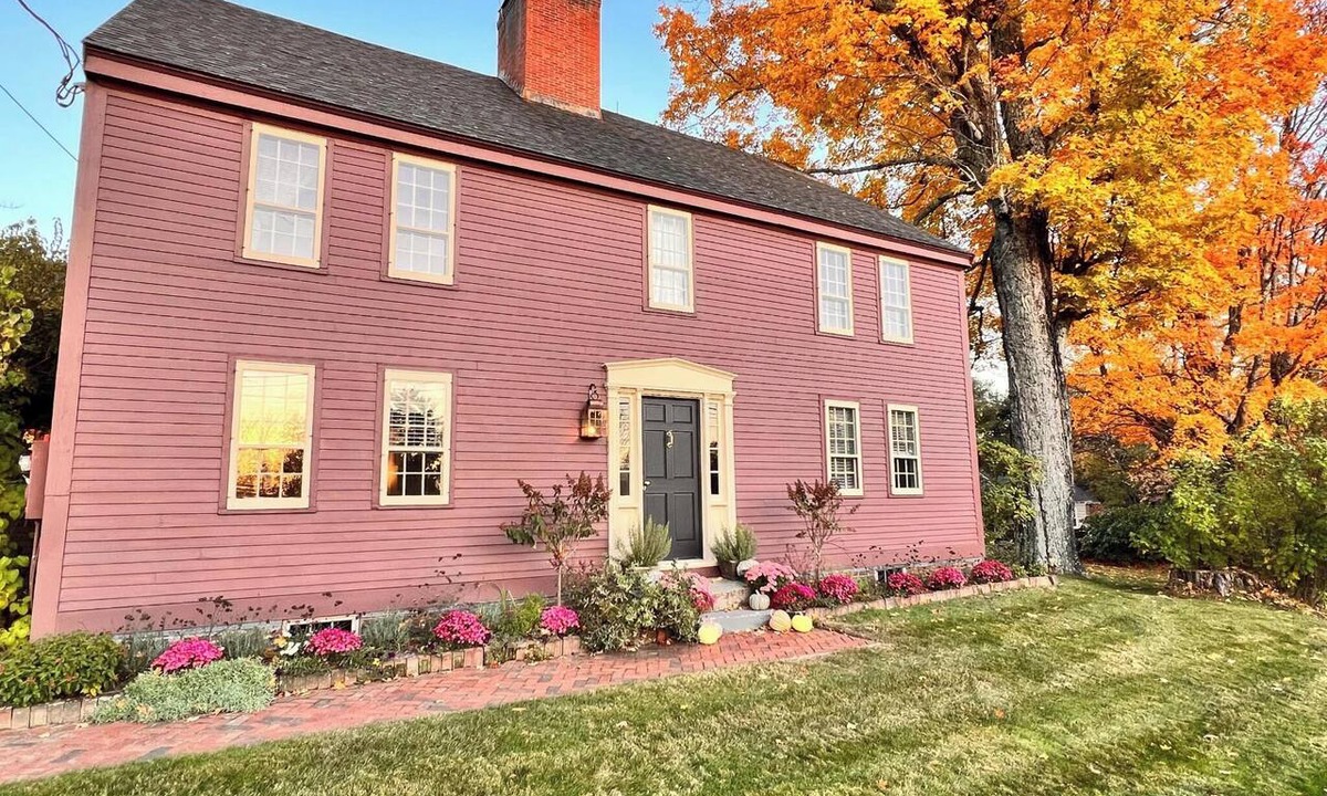 Hancock House | Perfectly Appointed Spacious 3-bedroom Country Estate in quaint Hancock