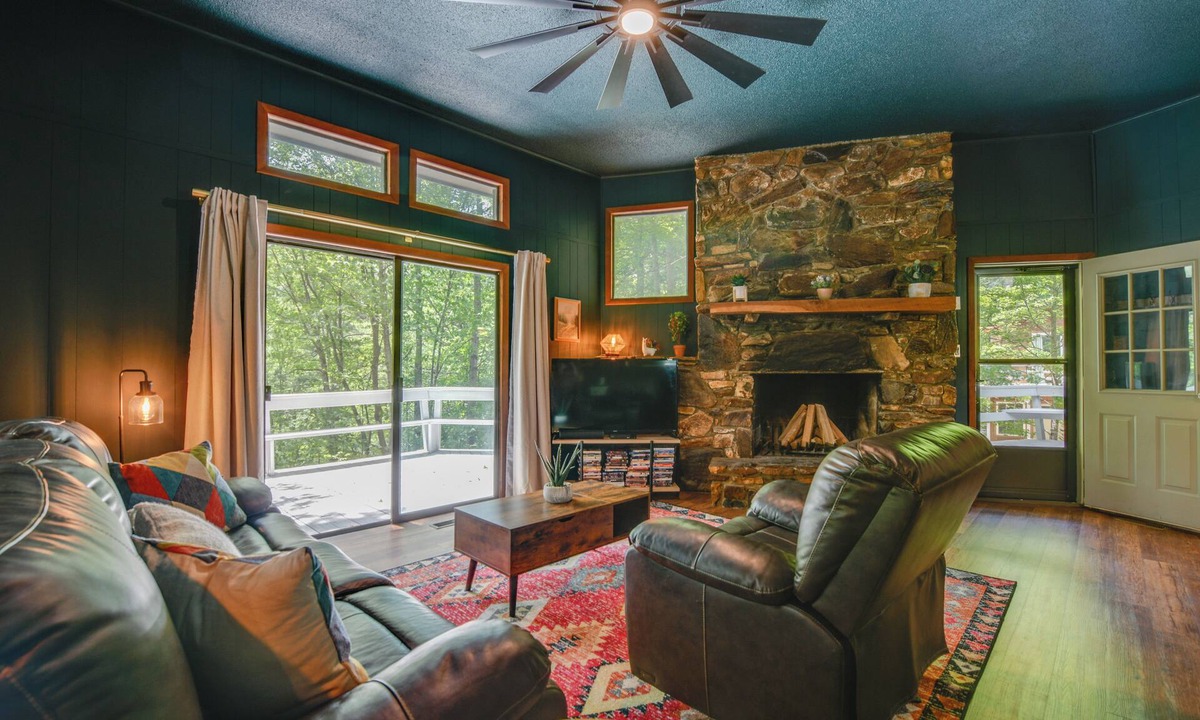 Almond Cabin | Pet-Friendly Cabin - 1 Mi From Fontana Lake!