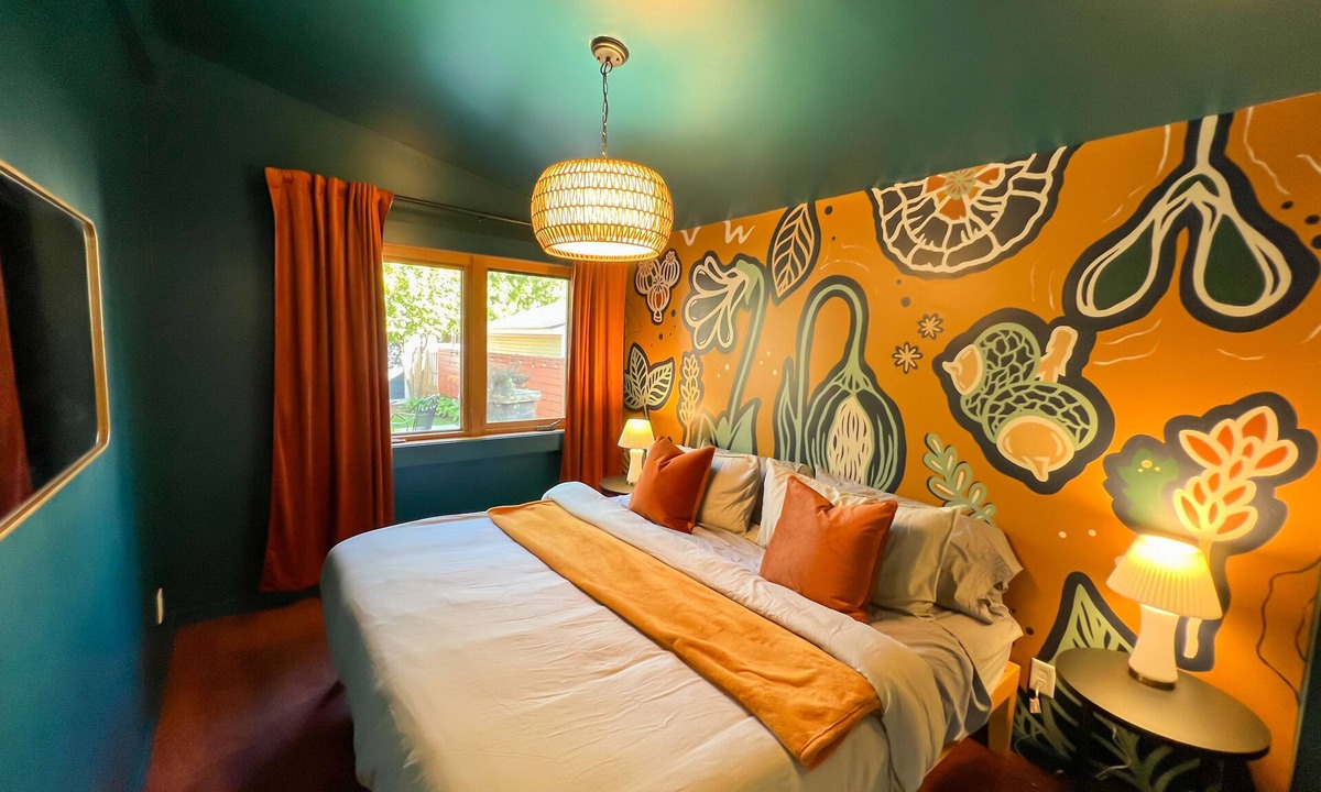 Longfellow House | Pet-Friendly/Private fenced yard/3miles to Downtown/Airport
