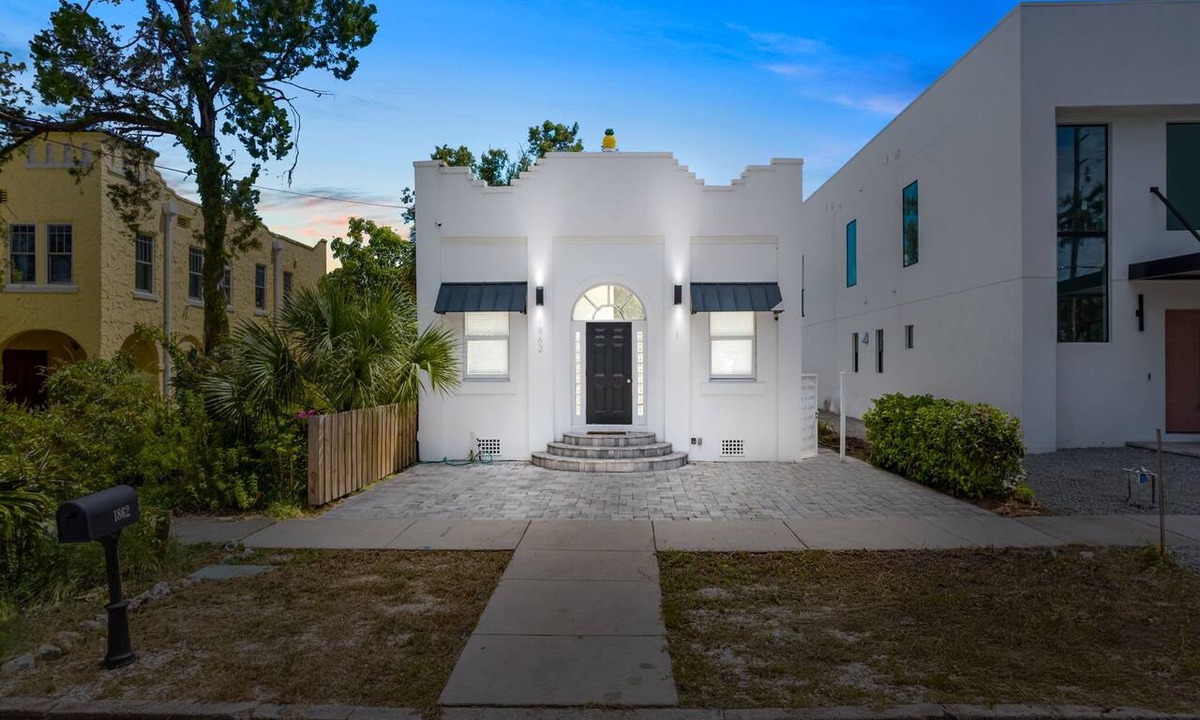 Gillespie Park House | Pineapple Paradise - 13 min to Beach - Fire Pit