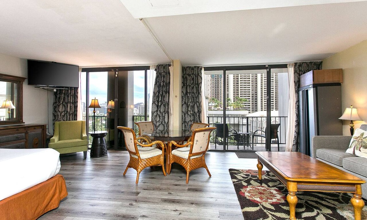 Waikiki Apartment | Pool & close to Beaches, Elegant King Bed Studio (Sleeps 4) FREE Parking!