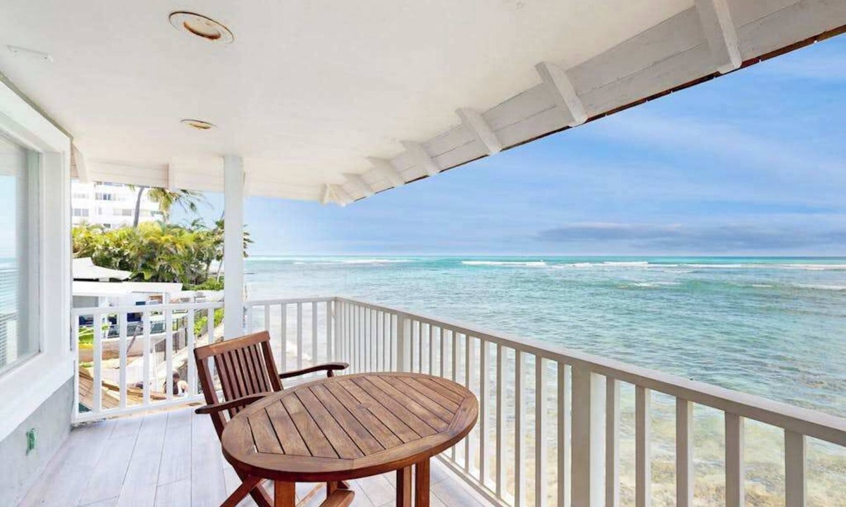 Diamond Head - Kapahulu - St. Louis House | Posh Beachfront Waikiki Home with 3 Lanais - Walk to Dining