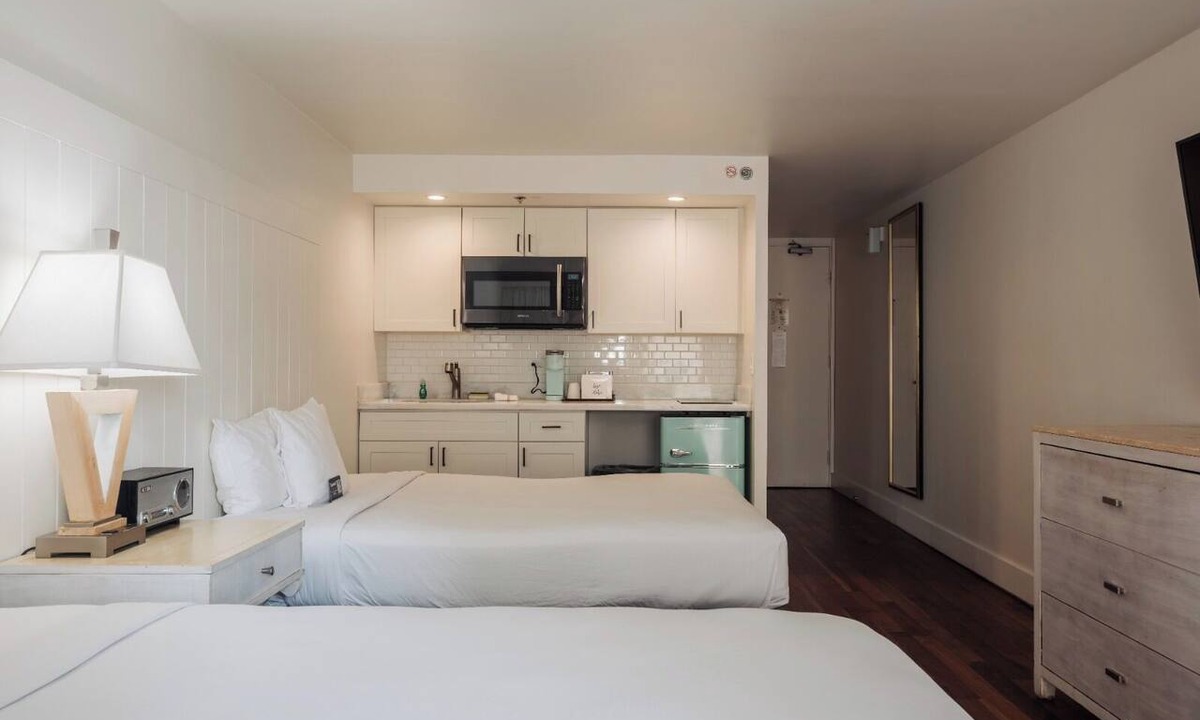 Waikiki House | Premium Kalākaua Haus Kitchenette