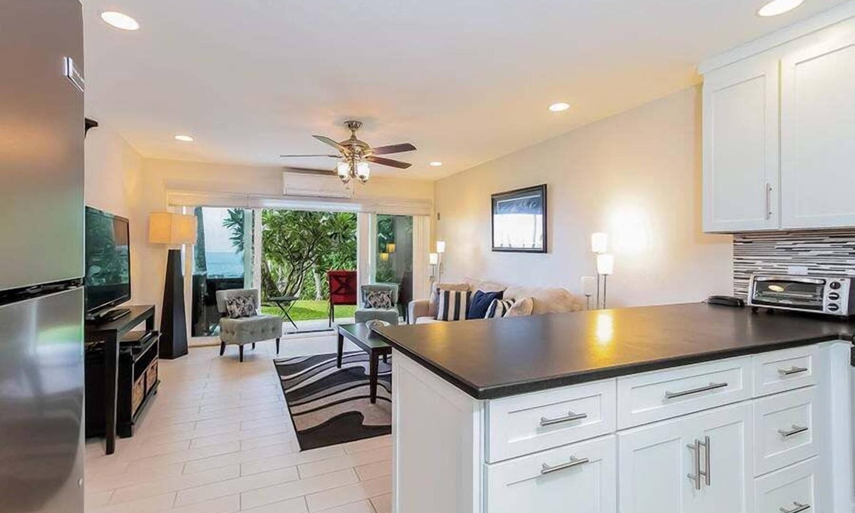 Kailua-Kona Condo | Private Ground Floor Corner Unit - AC & Hawaiian Ocean Views - Vrkcv