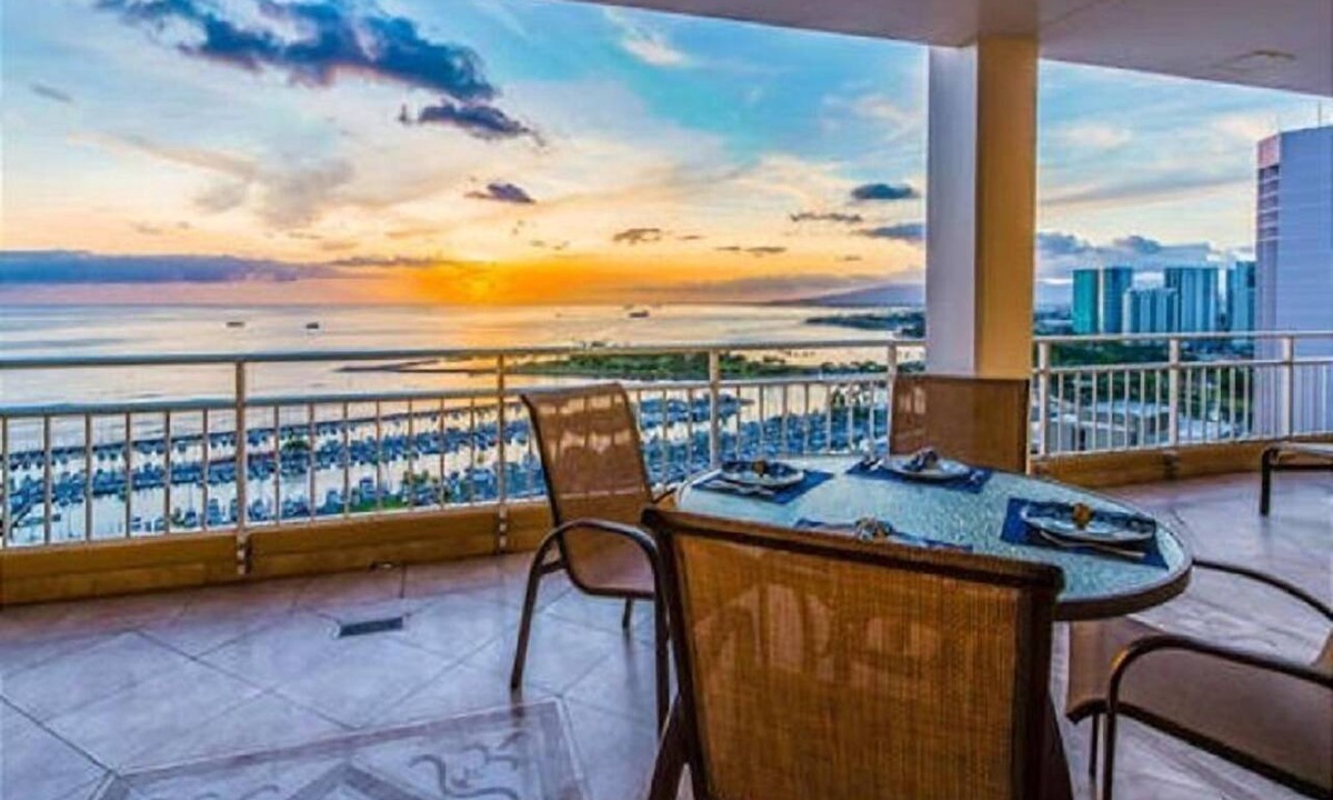 Waikiki Condo | Professionally cleaned 26th Fl PH w/Spectacular Views! Very Rare 3bed/2bath