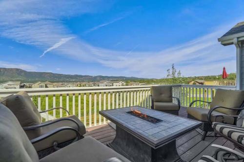 Monument House | Rangeview Pass Pet Friendly with Epic Peak Views