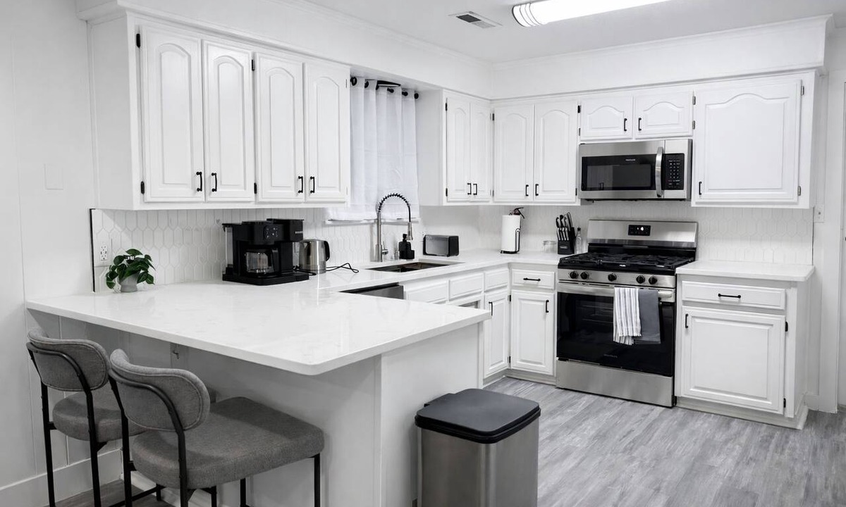 Springdale House | Recently Updated, King bed, Near U of A & Downtown