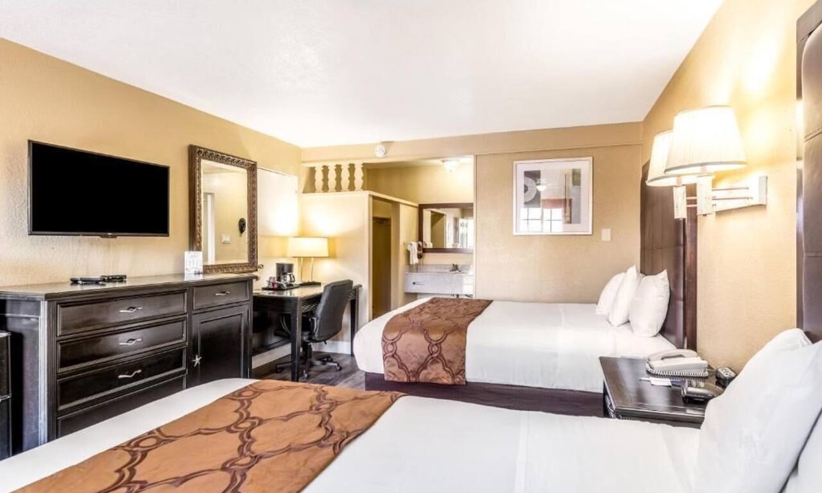 Flagstaff Hotel | Relaxing Room Ideal for Budget-Friendly Stay | Free Parking & Breakfast