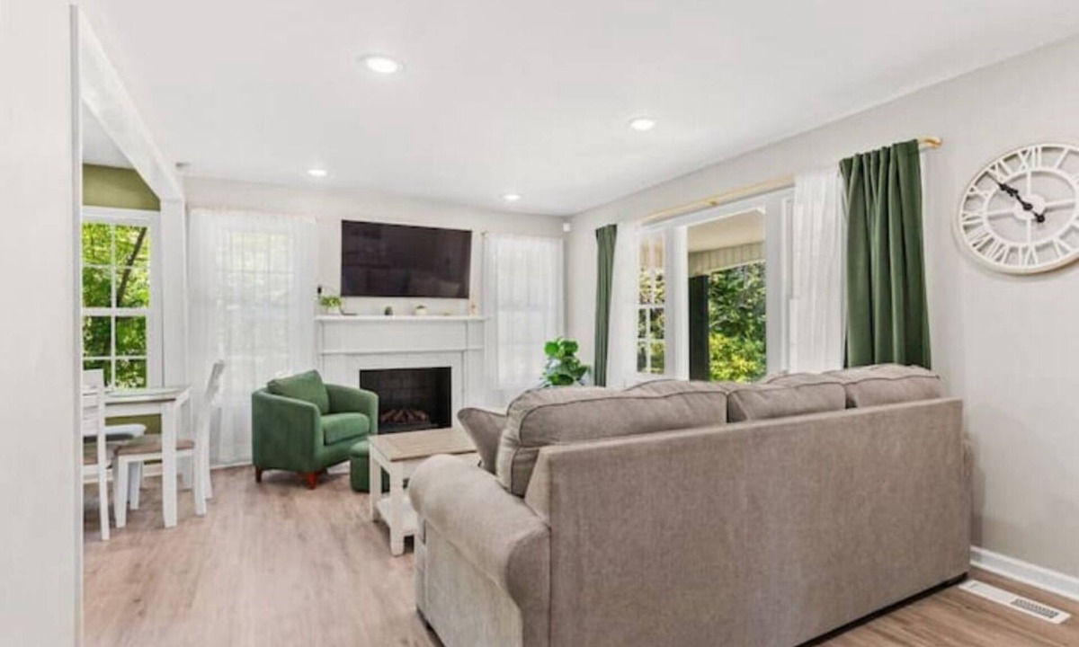 Tuscaloosa House | Renovated 4B Home - 3 miles to campus!
