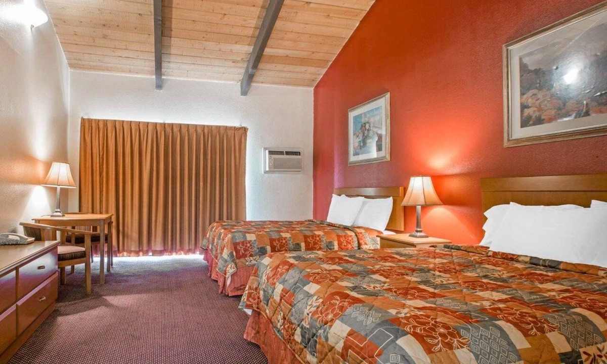 Fallbrook Hotel | Rodeway Inn Fallbrook Downtown