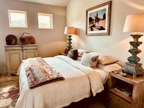 Santa Fe House | Santa Fe Modern FARMHOUSE 1 ACRE PRIVATE RD SOAKING ROOM 3 min Canyon rd