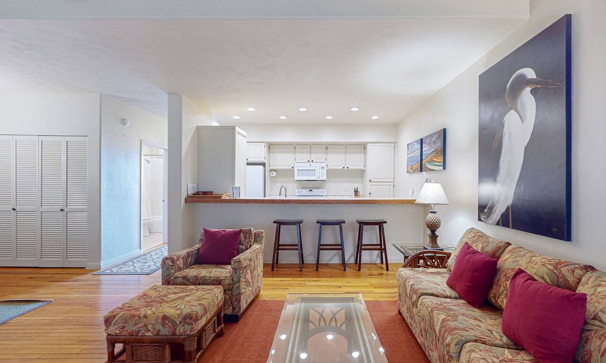Maunaloa Condo | Secluded & Breezy Condo near the Ocean w/Free WiFi, Shared Outdoor Pool & Grills