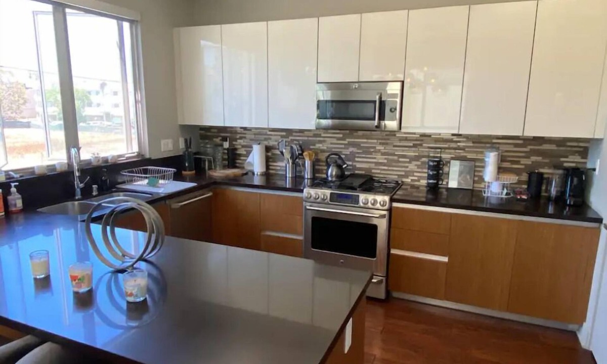 Faircrest Heights House | Skyview Suites & Estate Prime Beverly Hills Adjacent Stay with WiFi + Laundry