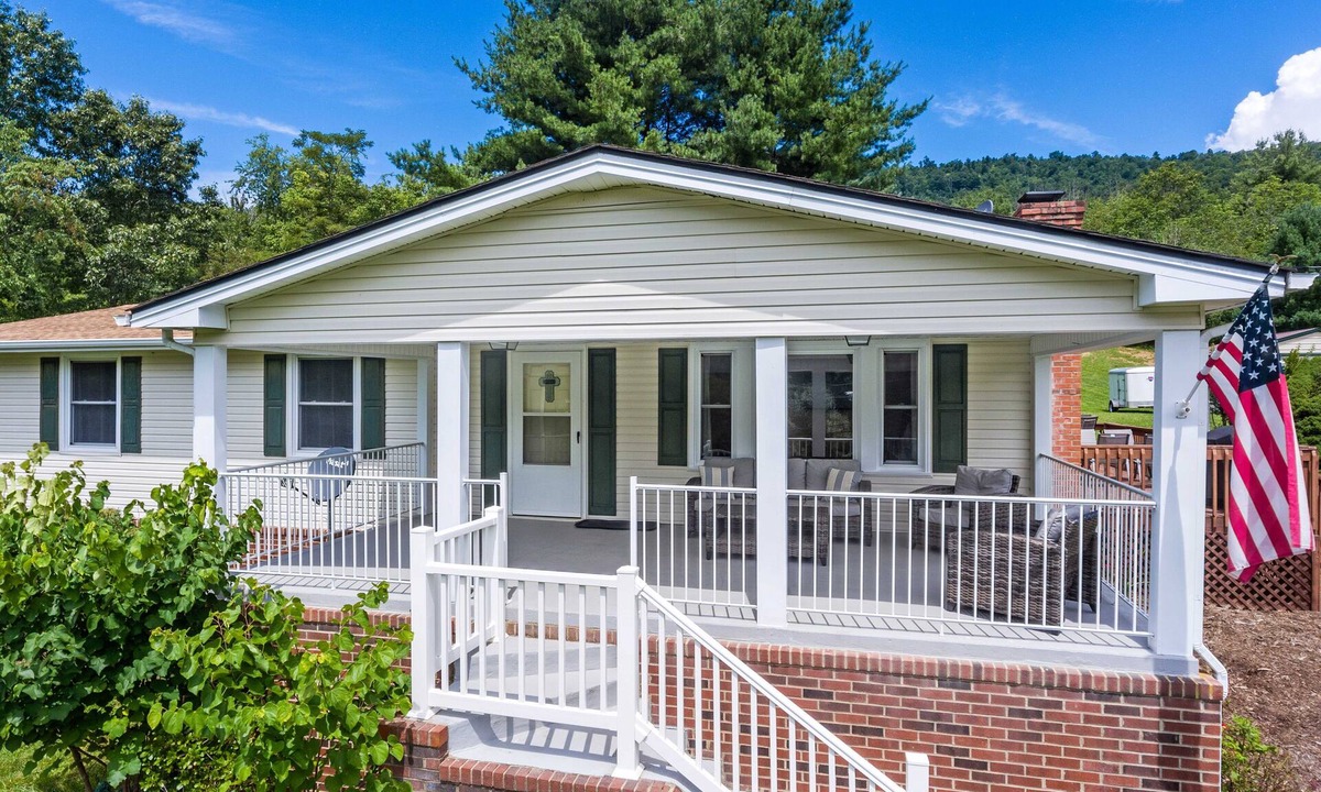 New River House | Spacious 4BR Mountain Stay Perfect for Virginia Tech & Radford Visits