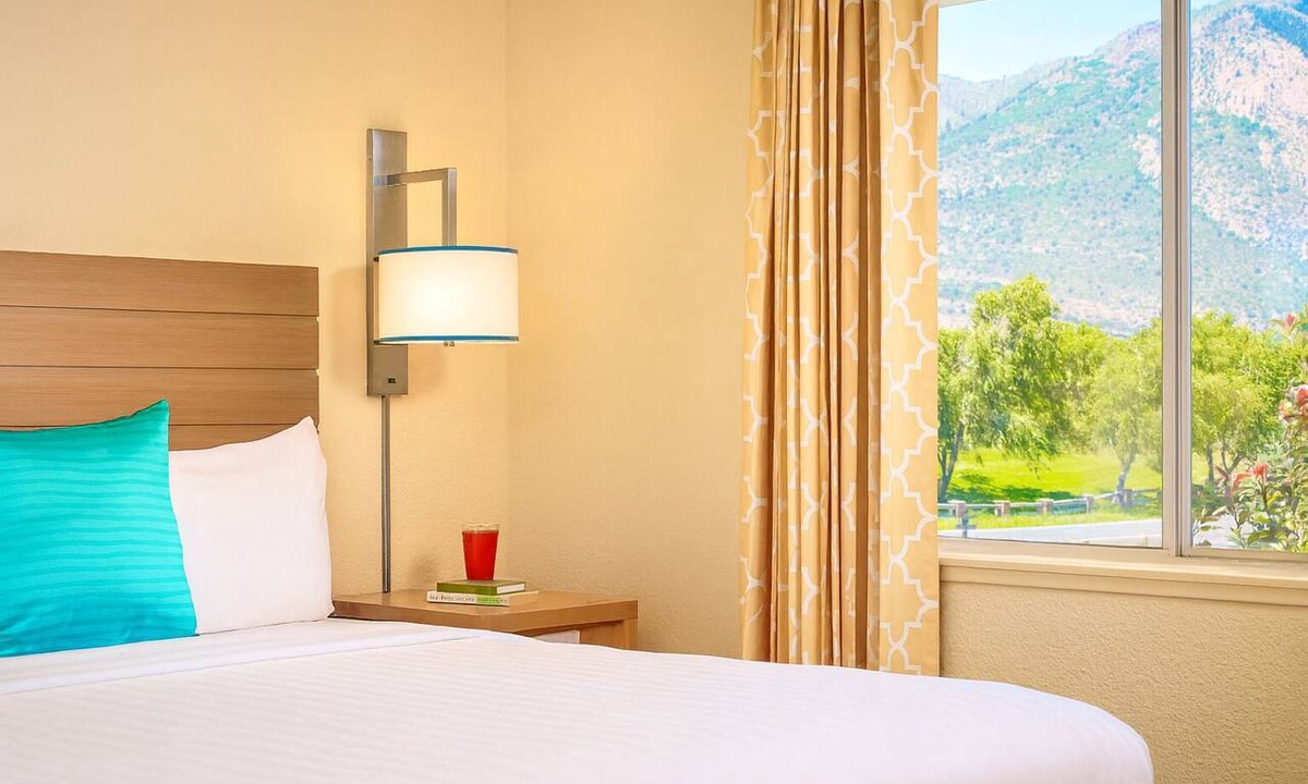 Flagstaff Hotel | Spacious and Modern Suites Near Bushmaster Park, Pets are Allowed, Pool!