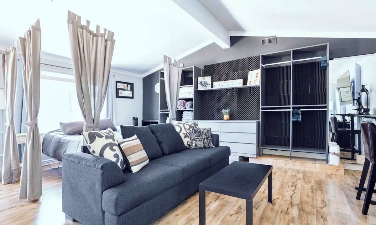 Harbor House | Spacious Private Studio near Disneyland w Backyard