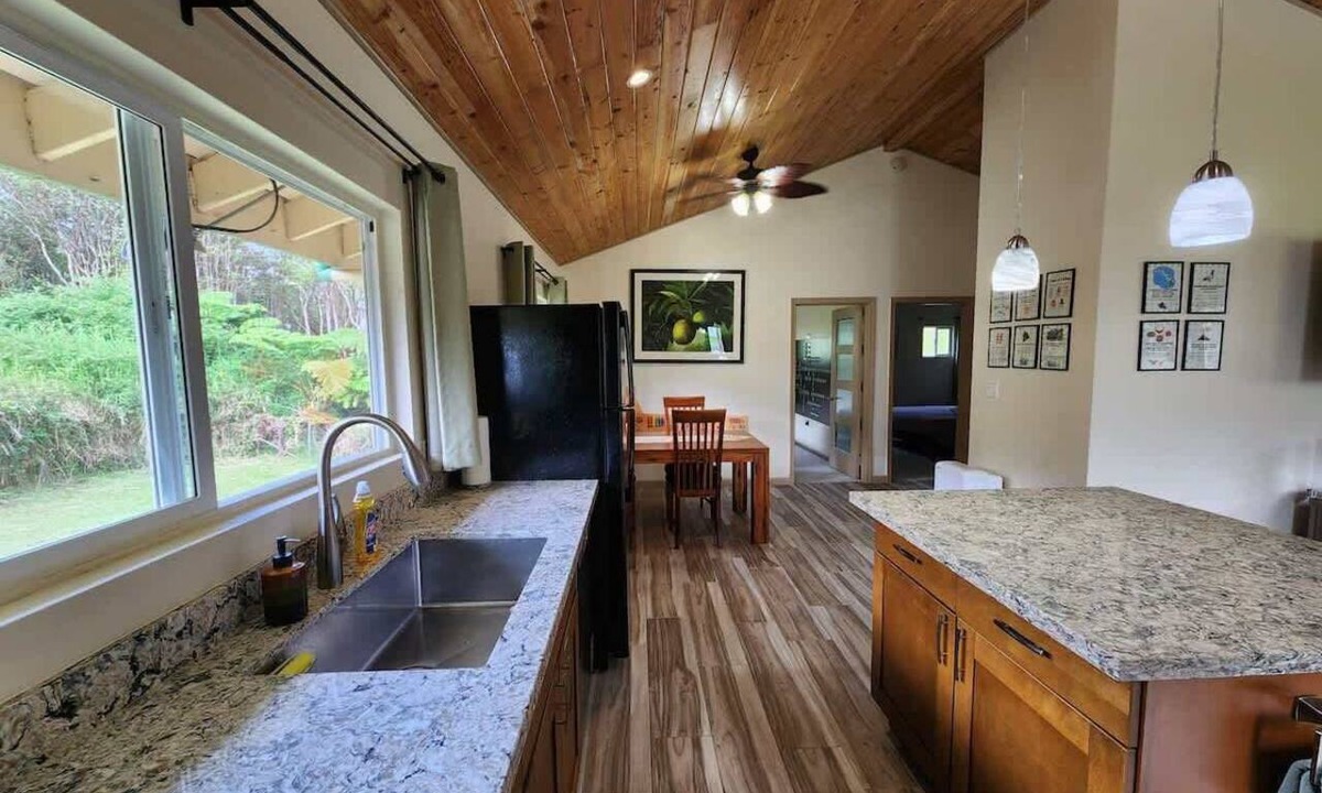 Mountain View House | Spotlessly Clean Family Oasis | AC | King Beds | Breakfast | Fire Pit | 15 Min to Volcanoes National Park