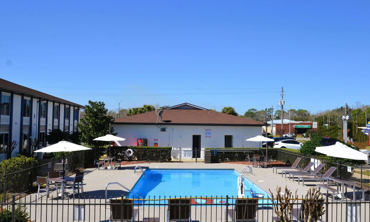 Foley Hotel | Stay Near Foley Sports Complex - 1.21 mi | 3 Units w/Parking & Breakfast!