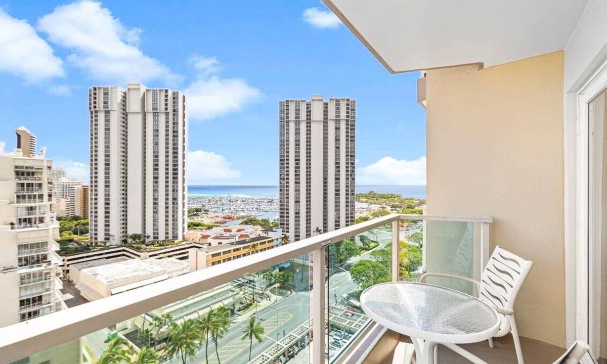 Ala Moana Condo | Studio with Balcony 1316