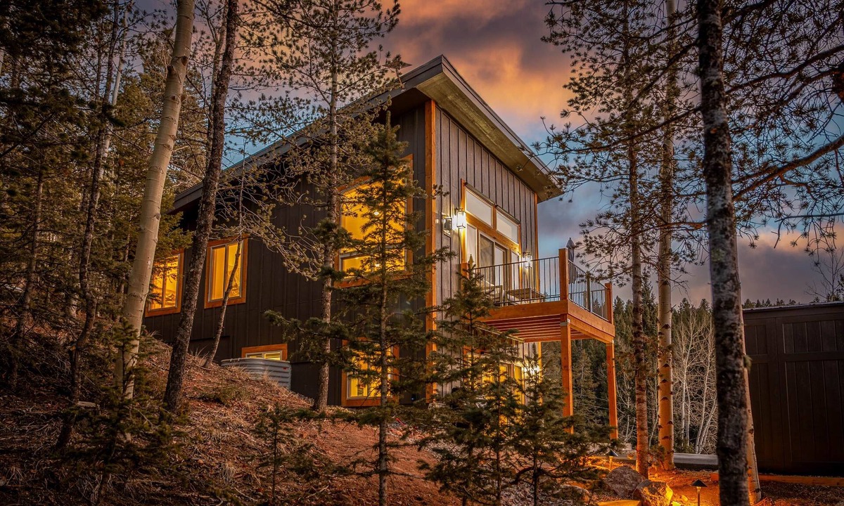 Rainbow Valley Cabin | Stunning Modern Mountain Retreat w/Hot Tub, Fire Pit