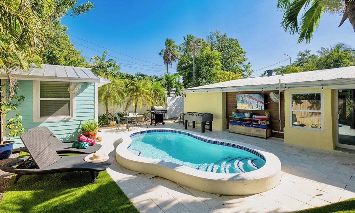Midtown House | *SUNFLOWER MELODIES @ MIDTOWN* Home & Pool + Last Key White Glove Service.