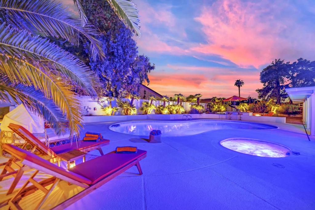 Royal Crest Rancheros House | Sunset Royale - The Ultimate Vegas Getaway