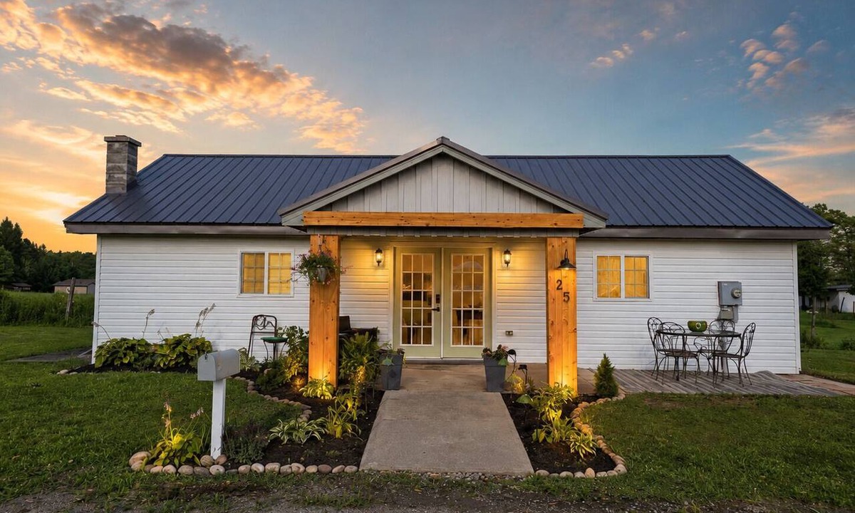Drifting Cottage | The Cottage on Knox - Quaint 2-bedroom with AC located in charming Lanse