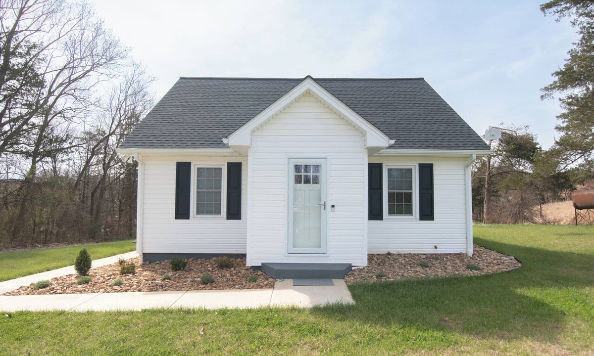 Burnt Chimney House | The Farmhouse: Peaceful 3BR Countryside Escape with Modern Comforts