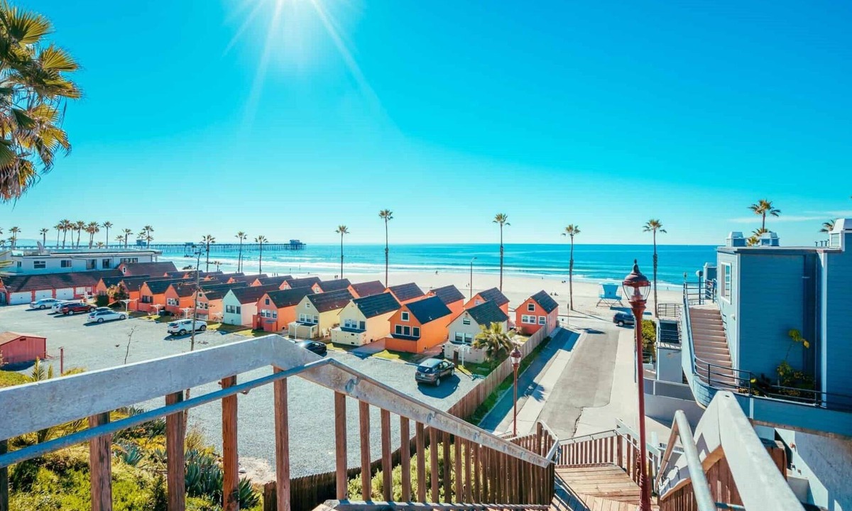 East Side Capistrano House | The Happy Holly House Oceanside. Less than 1 mi to Beach/Harbor. Easy Walk. Yard