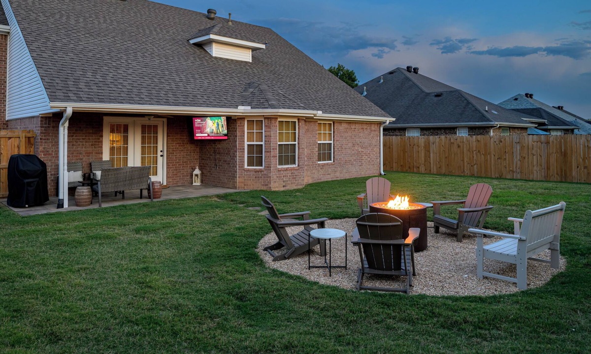 Bentonville House | The Velvet Spoke - Perfect for Groups and Families - Pet Friendly - Sleeps 10